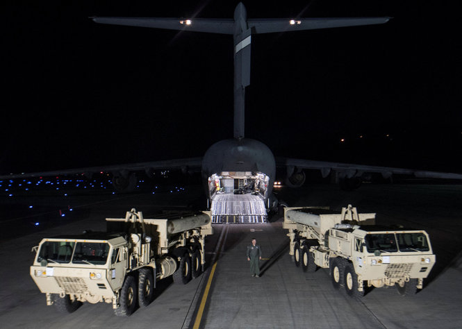 Tên lửa đánh chặn được máy bay chiến đấu Mỹ đưa đến căn cứ không quân Osan vào tối 6-3 - Ảnh: Reuters