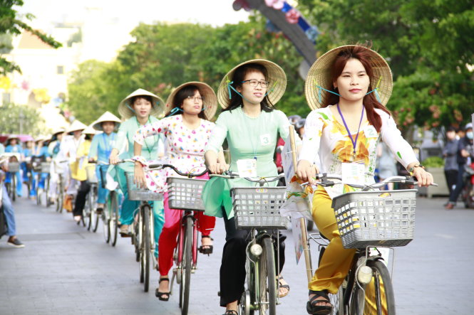 Áo dài: Áo dài là trang phục truyền thống của Việt Nam, tượng trưng cho nét đẹp và sự tinh tế của phụ nữ Việt. Bạn có muốn xem những hình ảnh về áo dài đẹp mắt, sang trọng và duyên dáng không? Hãy xem hình ảnh liên quan và khám phá sự độc đáo và quý giá của trang phục truyền thống này!