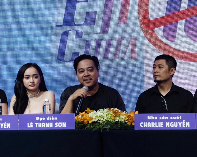 Đạo diễn Lê Thanh Sơn (giữa) và nhà sản xuất Charlie Nguyễn (phải) cùng nữ diễn viên chính Kaity Nguyễn - Ảnh: MINH TRANG