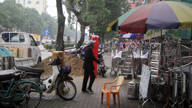 Vỉa hè đường Trần Phú, TP Vinh (Nghệ An) bị người dân lấn chiếm làm nơi kinh doanh, buôn bán - Ảnh: DOÃN HÒA