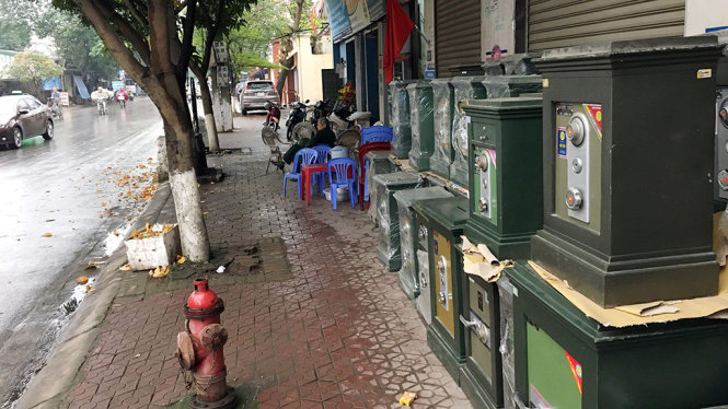 Vỉa hè đường Cao Xuân Huy (TP Vinh) bị chiếm dụng làm nơi bán két sắt - Ảnh: DOÃN HÒA