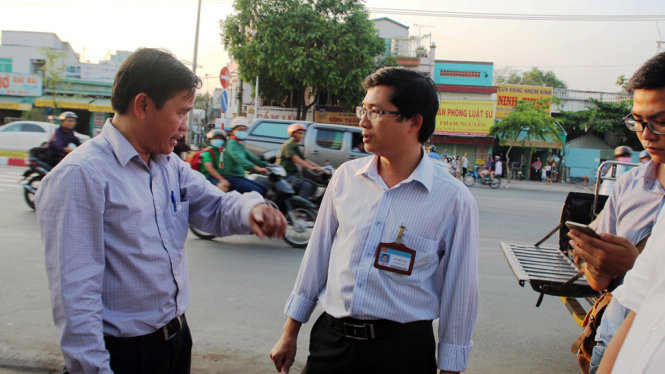 Ông Nguyễn Gia Thái Bình – Phó chủ tịch quận Bình Tân chỉ đạo lực lượng xử lý tình trạng lấn chiếm - Ảnh: Tâm Đức