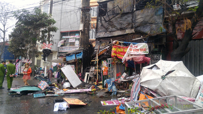 Hiện trường cơ sở Cafe giải khát kiêm cả hoạt động mát xa tẩm quất bị thiêu rụi trong chiều 7-3 - Ảnh: Tiến Thắng