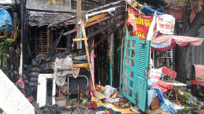 Cơ sở này sập xệ với lối ra vào chỉ vừa một người đi - Ảnh: Tiến Thắng