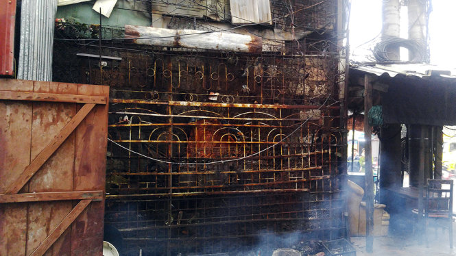 Toàn bộ quán được thiết kế tạm bợ với sắt thép hoen gỉ - Ảnh: Tiến Thắng