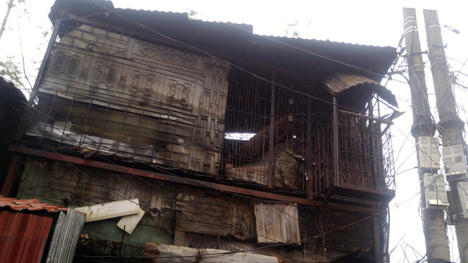 Toàn bộ quán được thiết kế tạm bợ với sắt thép hoen gỉ - Ảnh: Tiến Thắng