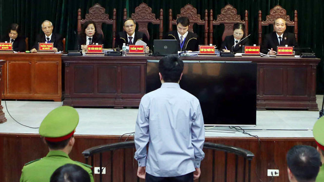 Hà Văn Thắm trả lời trước hội đồng xét xử - Ảnh: TTXVN