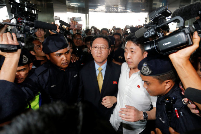Đại sứ Triều Tiên tại Malaysia, ông Kang Chol (giữa), ở sân bay Kuala Lumpur ngày 6-3 để lên đường về nước - Ảnh: Reuters