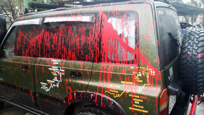 Chiều ngày 7-3 một chiếc xe bị ném sơn vẫn chưa được chủ đưa đi khỏi bãi xe - Ảnh: HOÀNG BÁCH