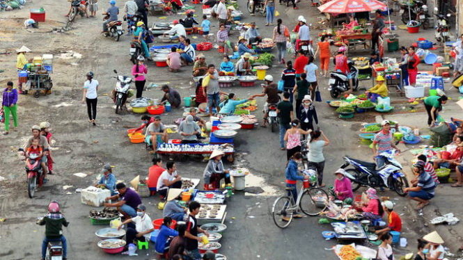 Một ngôi chợ tự phát ở quận Bình Tân, TP.HCM với các mặt hàng thực phẩm không rõ nguồn gốc - Ảnh: Hữu Khoa