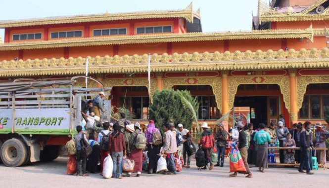 Người dân Myanmar tập trung để rời khỏi thị trấn có giao tranh - Ảnh: AFP