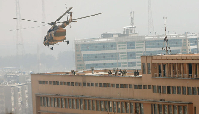 Lực lượng đặc nhiệm Afghanistan dùng trực thăng để xuống tầng thượng bệnh viện - Ảnh: Reuters