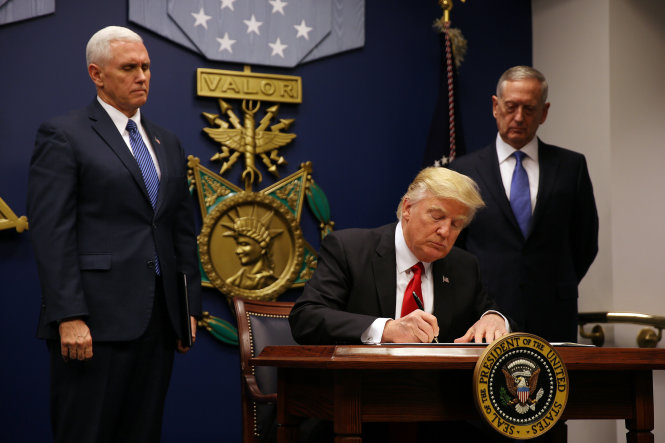 Tổng thống Donald Trump ký sắc lệnh di trú sửa đổi ngày 6-3 - Ảnh: Reuters