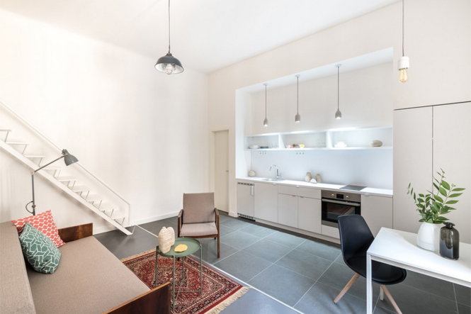 Bếp và phòng khách được thiết kế mở, chia sẻ không gian với nhau