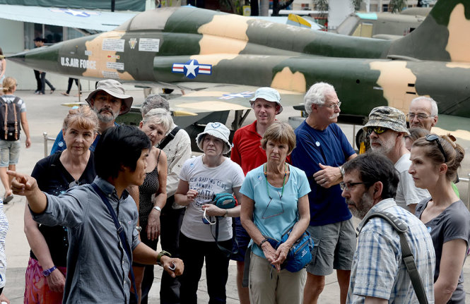 Du khách nước ngoài tham quan bảo tàng Chứng tích Chiến tranh TP.HCM - Ảnh: TỰ TRUNG