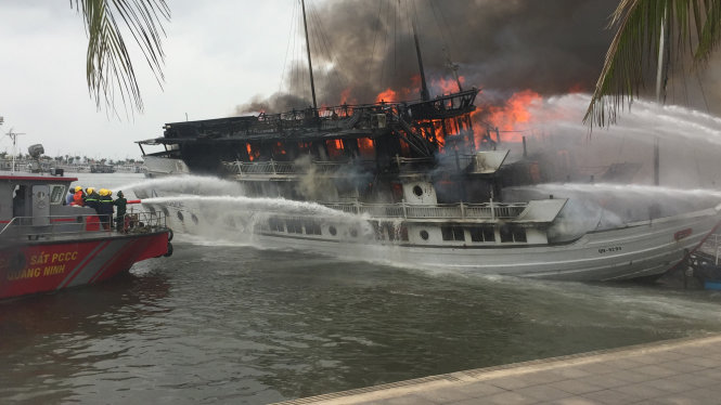 Tàu Aphrodite 11 QN-6299 bị chấm dứt hoạt động sau trên vịnh Hạ Long sau khi bị cháy rụi năm 2016 - Ảnh: Hằng Ngần