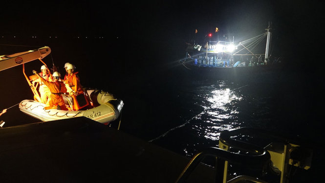 Các nhân viên cứu hộ của tàu SAR 412 tiếp cận, chuyển các ngư dân tàu Đna 90901 TS sang tàu SAR 412 - Ảnh Vietnam MRCC