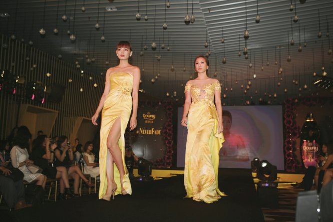 Hoa hậu doanh nhân Thu Hoài (phải) và người mẫu Hoàng Oanh - Ảnh: GIA TIẾN