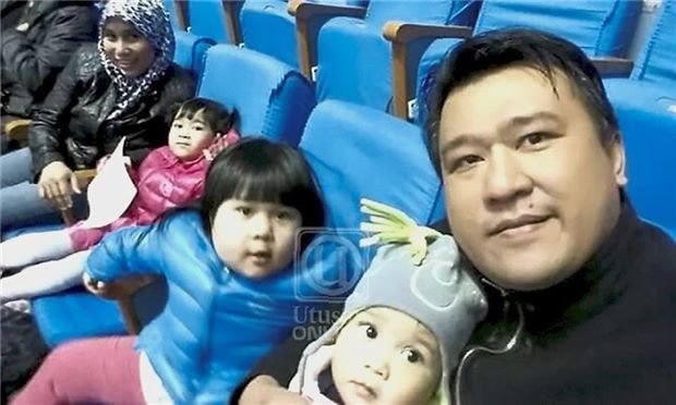 Cố vấn Mohd Nor Azrin cùng vợ và 3 con nhỏ vẫn an toàn bên trong đại sứ quán - Ảnh: The Star