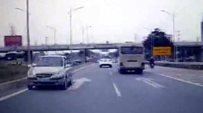 Chiếc ô tô ngang nhiên chạy ngược chiều trên cao tốc Hà Nội - Bắc Giang ngày 26-2 - Ảnh chụp lại từ clip