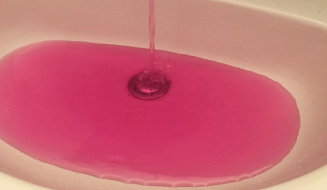 Hình ảnh nước máy đổi màu hồng được người dân chia sẻ trên mạng - Ảnh: FB/BBC