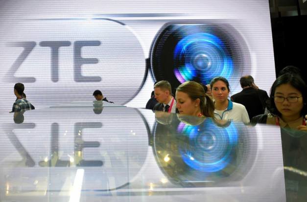 Khách tham quan gian hàng trưng bày điện thoại của ZTE ở Triển lãm điện thoại di động thế giới tại TP Barcelone, Tây Ban Nha tháng 2-2016 - Ảnh: AFP