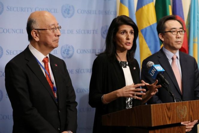 Đại sứ Mỹ tại Liên Hiệp Quốc Nikki Haley (giữa) phát biểu tại cuộc họp báo của Liên Hiệp Quốc ở New York (Mỹ) ngày 8-3 - Ảnh: REUTERS
