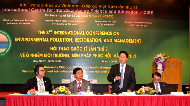 Bộ trưởng Bộ TN&MT Trần Hồng Hà (thứ hai từ phải sang) trao đổi với các nhà khoa học quốc tế - Ảnh: D.THANH