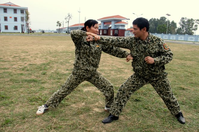 Thượng úy Phạm Thị Hà thường xuyên được chồng - đại úy Hoàng Thái Dương - hỗ trợ luyện tập võ thuật - Ảnh: Ngô Trung Kiên