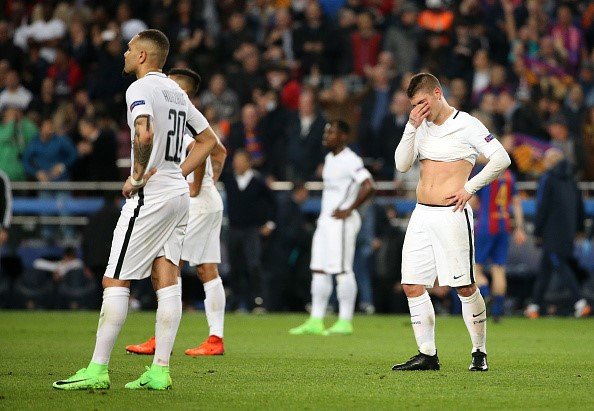 Sự thất vọng các cầu thủ PSG sau trận thua Barca. Ảnh: GETTY IMAGES
