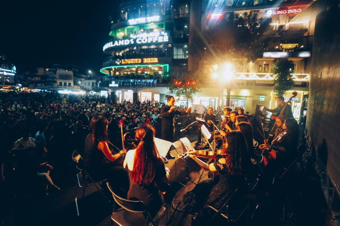 Maius Philharmonic trình diễn ở quảng trường Đông Kinh Nghĩa Thục trong đêm Vietnam Airlines Classic Hanoi Concert 2017 - Ảnh: MP