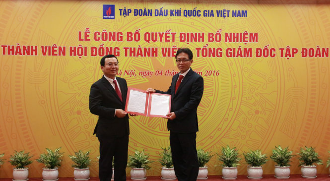 Ông Nguyễn Quốc Khánh (bên trái) trao quyết định bổ nhiệm chức vụ Tổng giám đốc PVN cho ông Ông Nguyễn Vũ Trường Sơn hồi tháng 3-2016.