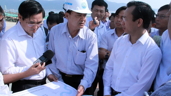 Ông Nguyễn Xuân Anh, bí thư Thành ủy Đà Nẵng kiểm tra khu vực biển sạt lở - Ảnh: Hữu Khá