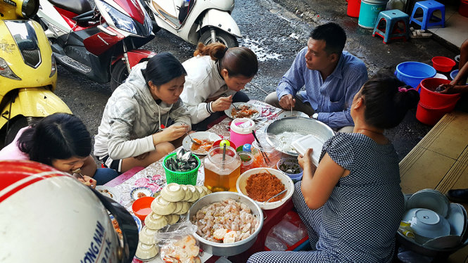 Thức ăn đường phố rất gần gũi với nhiều người, nhưng cần lưu ý lời khuyên của các chuyên gia y tế - Ảnh: Hữu Khoa