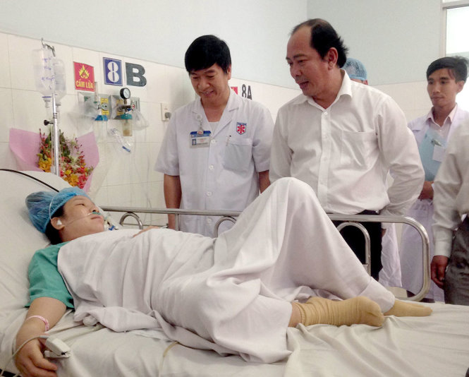 Bác sĩ Tăng Chí Thượng – Phó giám đốc Sở Y tế TP.HCM thăm hỏi sức khỏe sản phụ - Ảnh: NGỌC LOAN