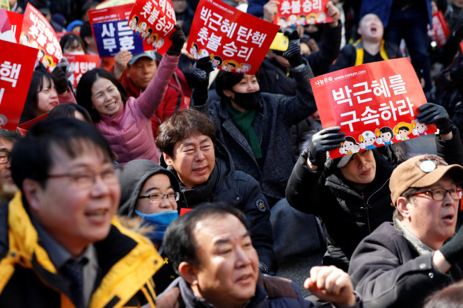 Những phản ứng khác nhau trên gương mặt của người dân Hàn Quốc tập hợp bên ngoài Tòa án Hiến pháp ngày 10-3 sau khi nghe phán quyết - Ảnh: Reuters