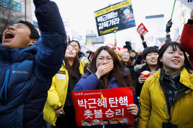 Người hét vang vui sướng, người ôm miệng bật khóc sau khi nghe phán quyết của tòa với tổng thống Park Geun-hye - Ảnh: Reuters