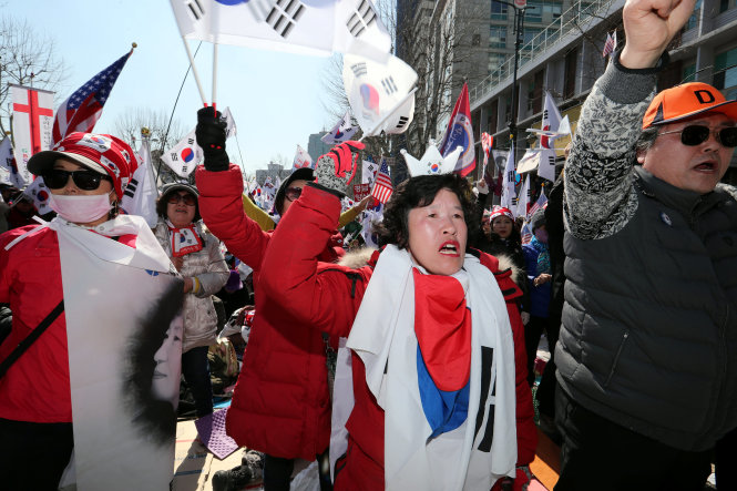 Những người ủng hộ bà Park phản ứng sau quyết định của Tòa án Hiến pháp - Ảnh: Reuters