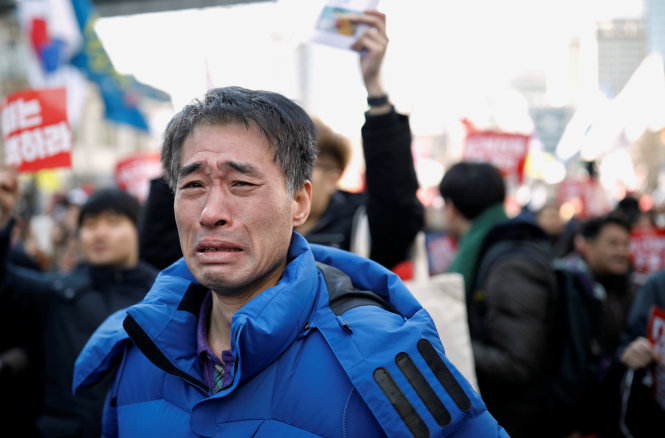 Người đàn ông này đã khóc khi nghe phán quyết bất lợi cho bà Park - Ảnh: Reuters