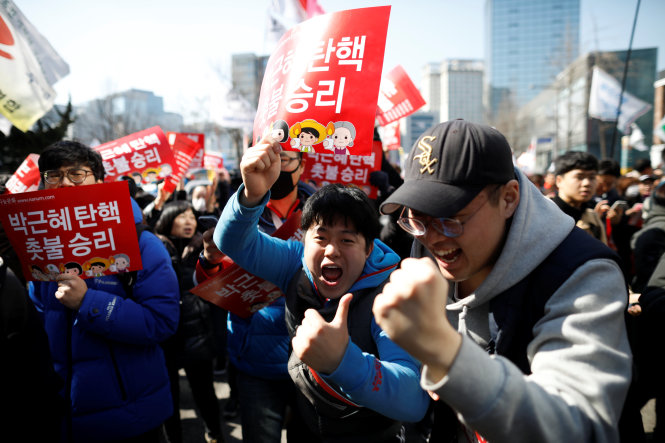Vẻ hân hoan của những người dân muốn bà Park phải rời cương vị tổng thống - Ảnh: Reuters