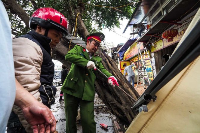 Công an Quận Ba Đình cưỡng chế tháo dỡ nhiều biển quảng cáo tại một số cửa hàng  tại Phường Ngọc Khánh (Hà Nội) - Ảnh: Nguyễn Khánh