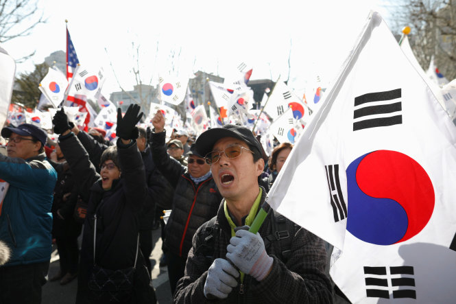 Những người ủng hộ tổng thống Park Geun-hye biểu tình bên ngoài Tòa án Hiến pháp tại Seoul ngày 10-3-2017 - Ảnh: Reuters