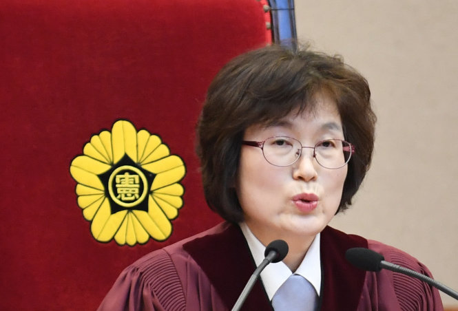 Quyền chánh án Tòa án Hiến pháp Hàn Quốc, bà Lee Jung-mi đưa ra phán quyết cuối cùng về việc luận tội tổng thống Park Geun-hye - Ảnh: Reuters