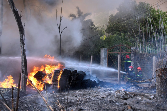 Hàng trăm lốp xe ô tô bị cháy rụi - Ảnh: ĐÌNH TRỌNG