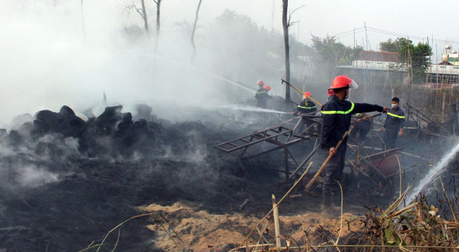 Đến 18g cùng ngày ngọn lửa đã được không chế - Ảnh: ĐÌNH TRỌNG
