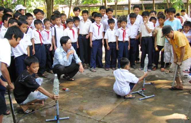 Các bạn học sinh ngoại thành TP.HCM hào hứng với trò chơi sáng tạo và bắn tên lửa nước - Ảnh: Q.NG.