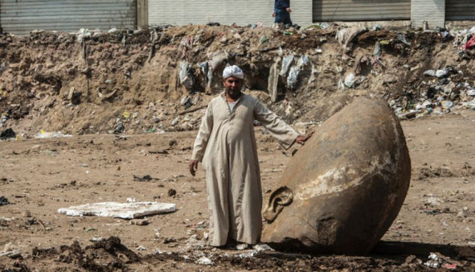 Một phần tượng pharaoh Ramses II vừa được tìm thấy tại Cairo - Ảnh: AFP