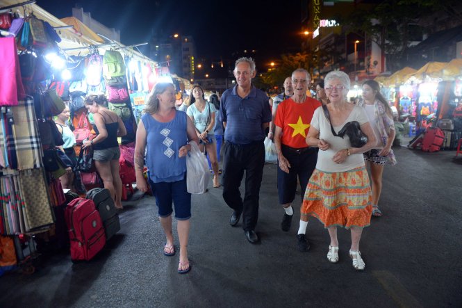 Khách nước ngoài tham quan chợ đêm Bến Thành - Ảnh: Hữu Khoa