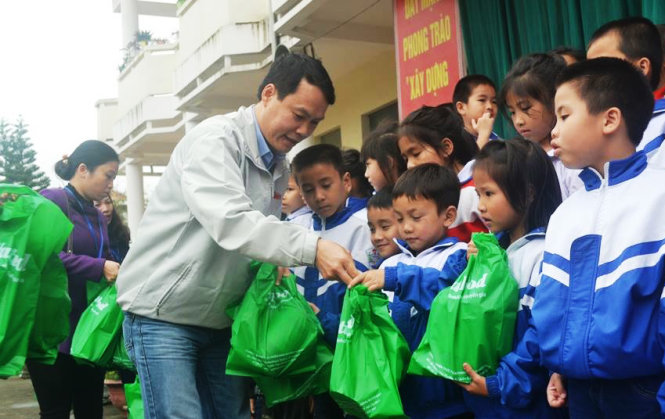 Đại diện báo Tuổi Trẻ trao quà cho học sinh ở xã Thạch Kim, huyện Thạch Hà (Hà Tĩnh) chiều 9-3 - Ảnh: Văn Định