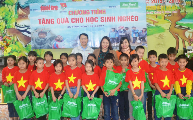 Trao quà cho học sinh nghèo ở xã Thạch Bằng, huyện Lộc Hà (Hà Tĩnh) - Ảnh: Văn Định